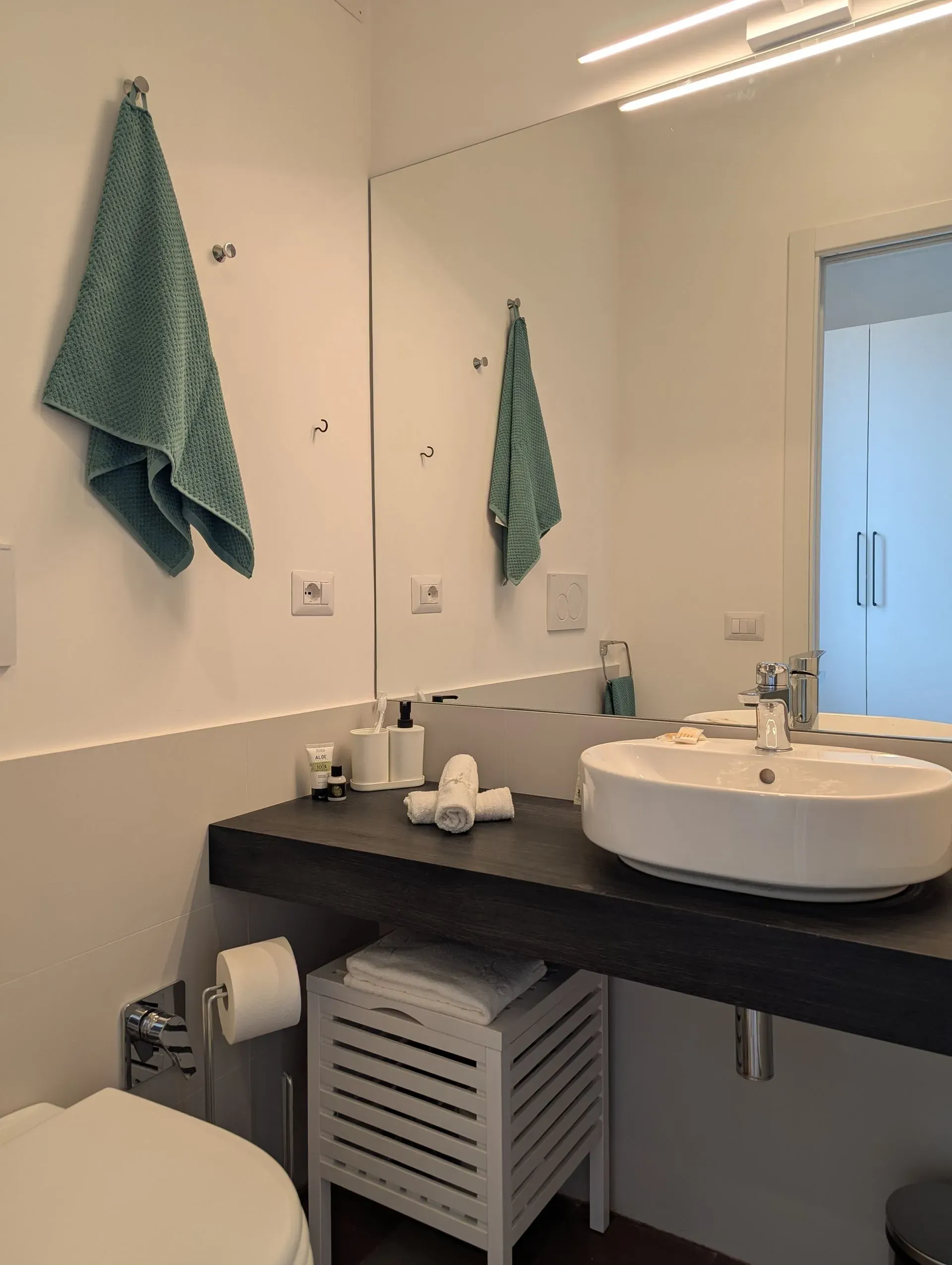 Bagno con lavabo da appoggio e specchio