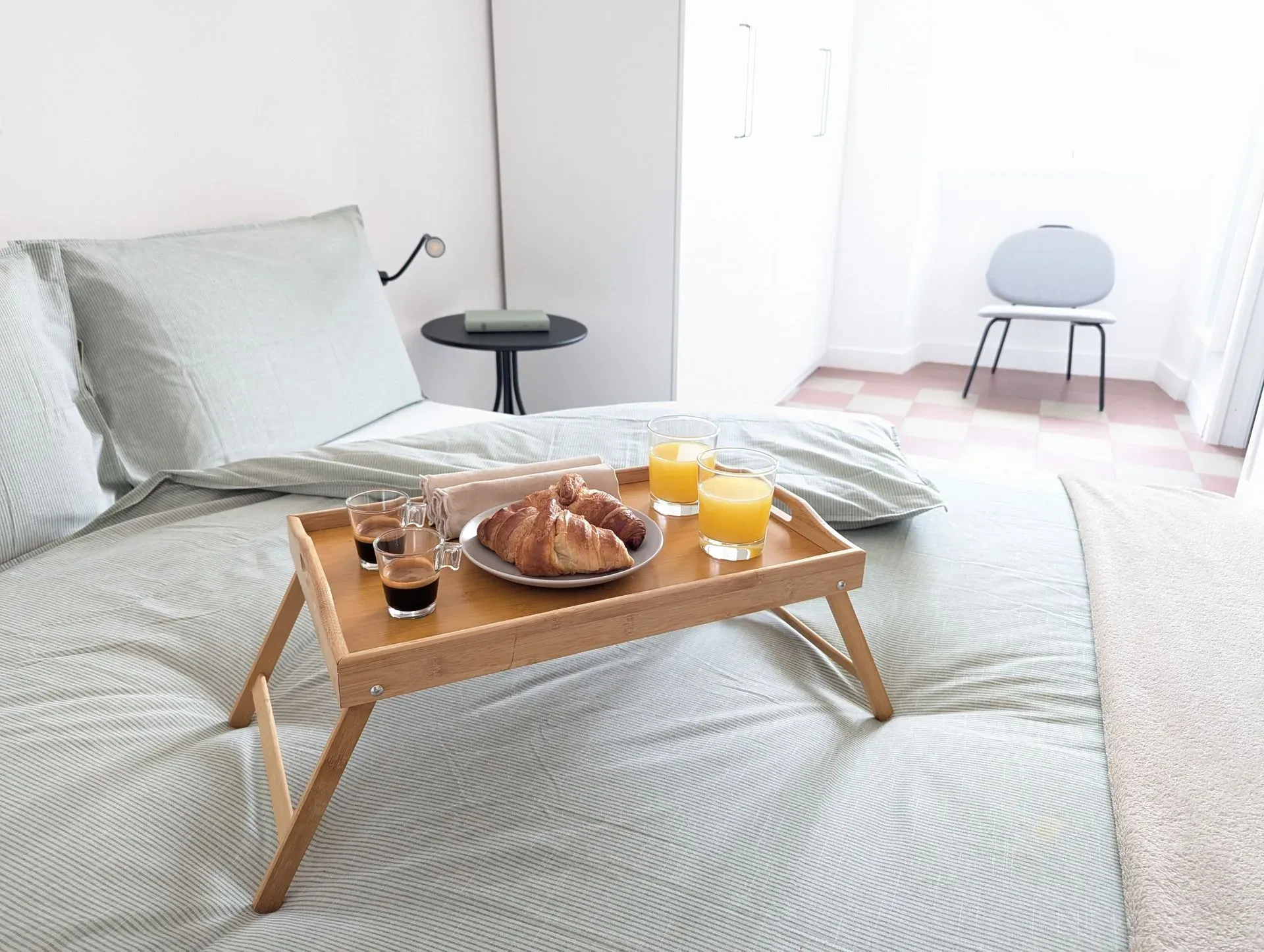 Vassoio della colazione sul letto