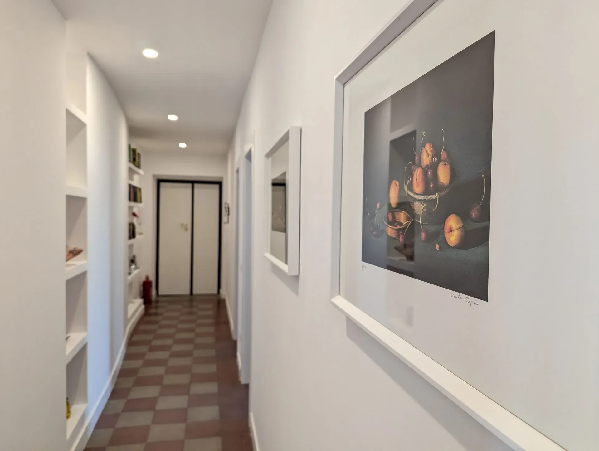 Corridoio luminoso con quadro e pavimento a scacchi
