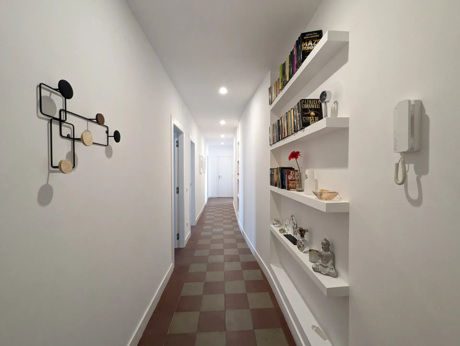 Corridoio con mensole e libri