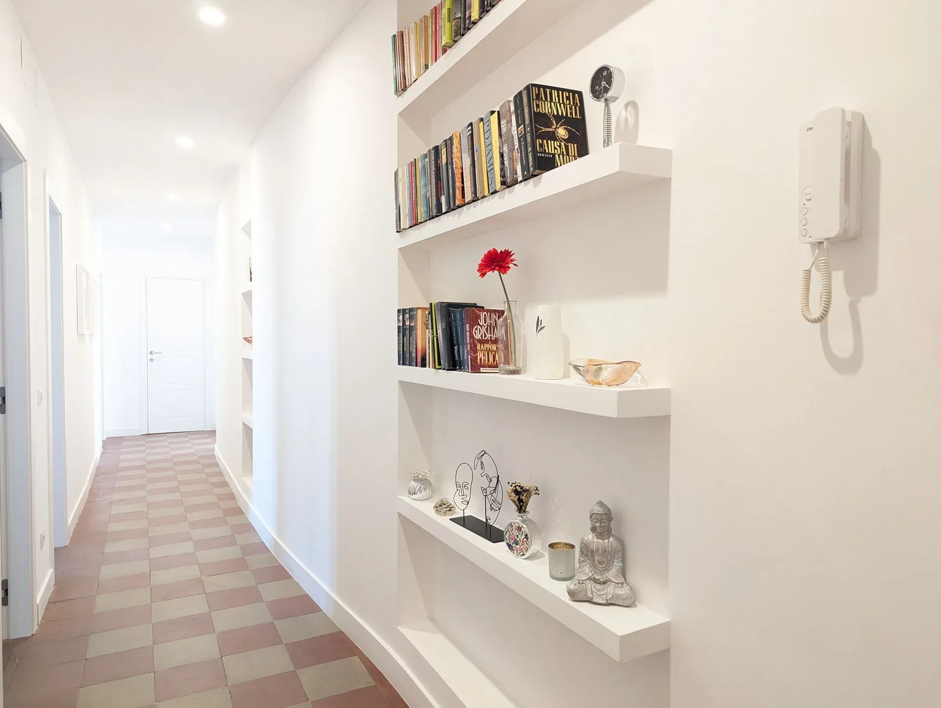 Libreria a muro nel corridoio
