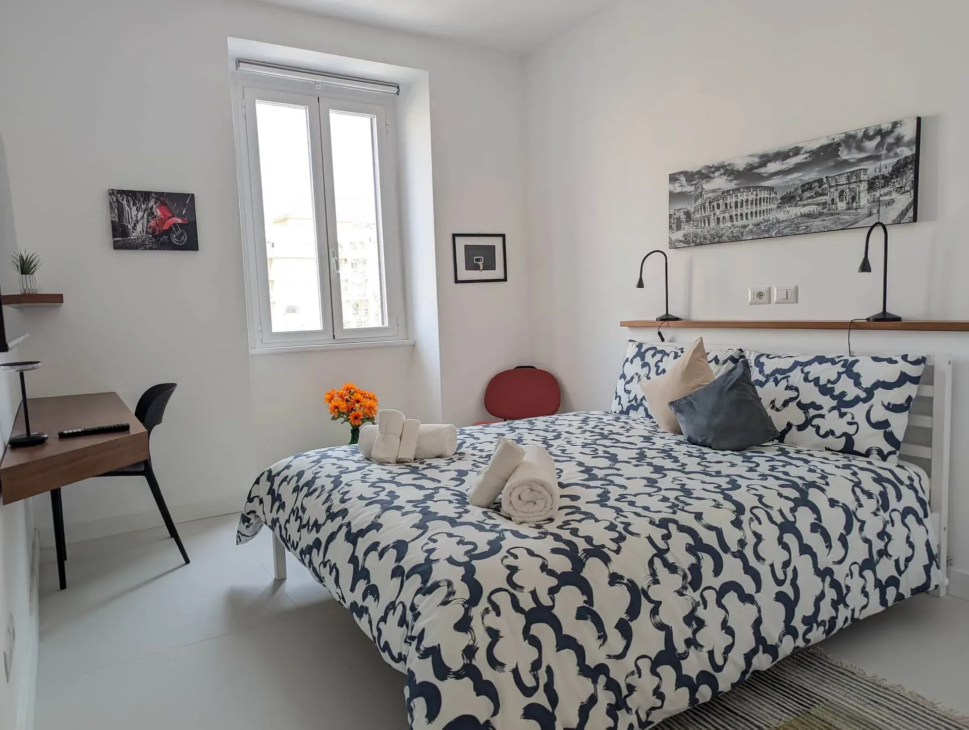 Seconda camera matrimoniale con copriletto a motivi e quadro di Roma