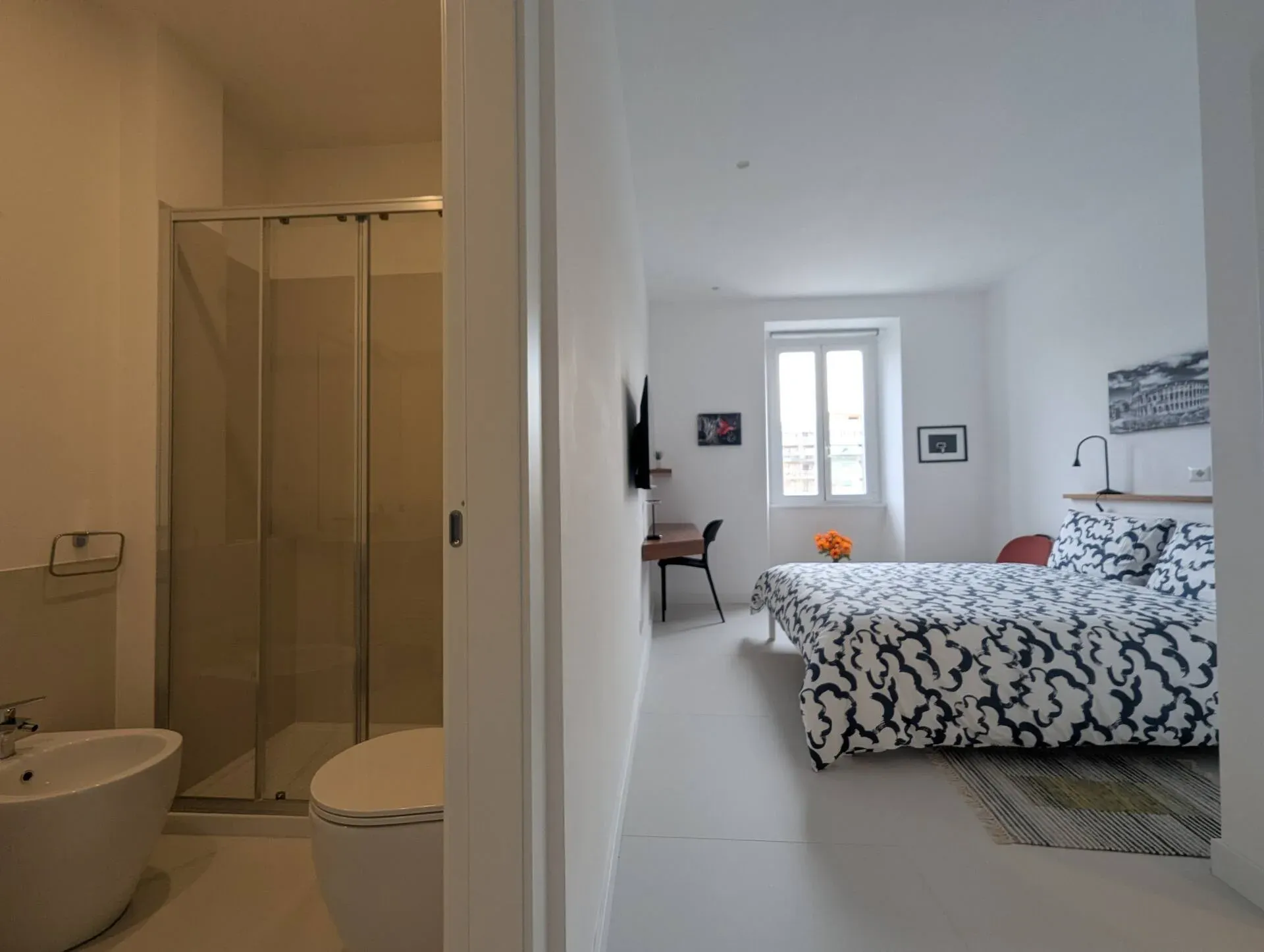 Bagno privato con doccia, visto dalla camera