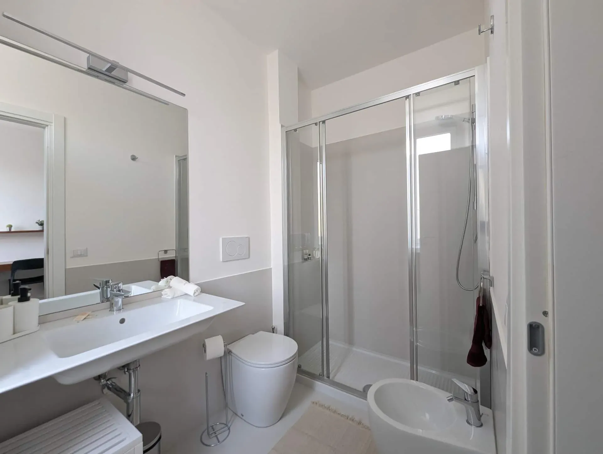 Bagno con box doccia, lavabo e sanitari