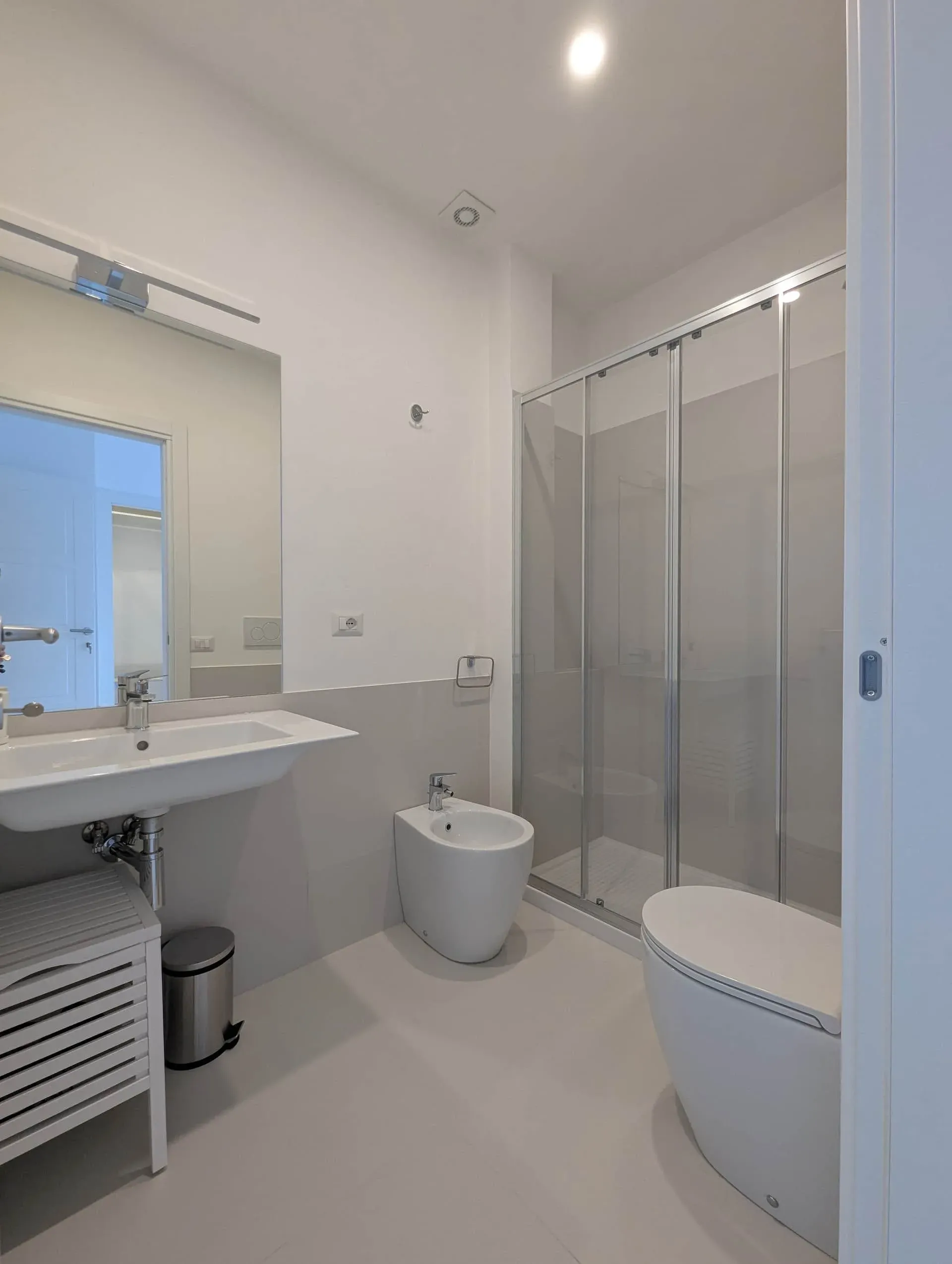Bagno con doccia e mobile lavabo